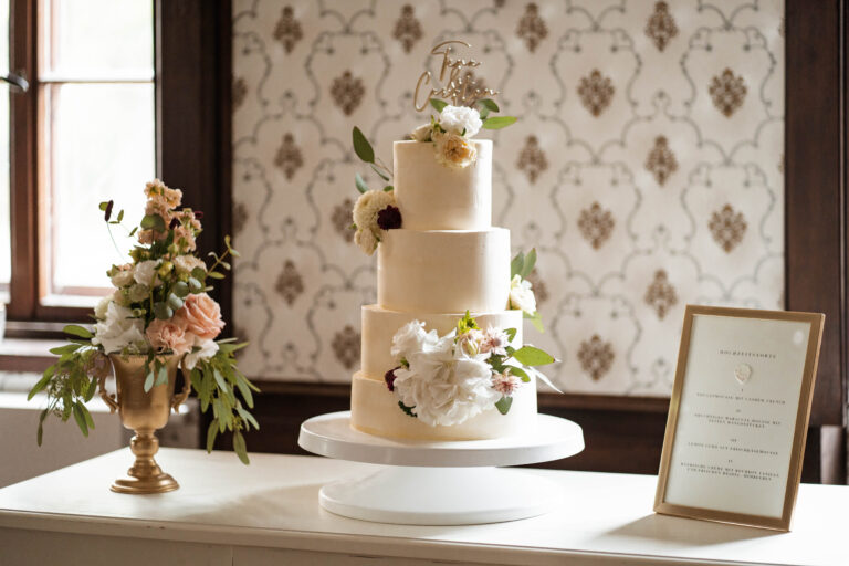 Mehrstöckige Hochzeitstorte