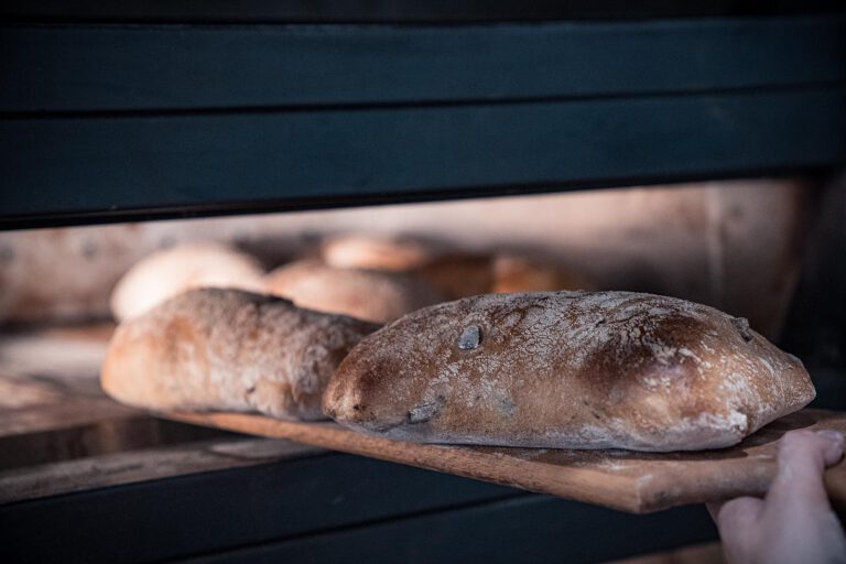 Frischgebackenes Brot aus dem Ofen